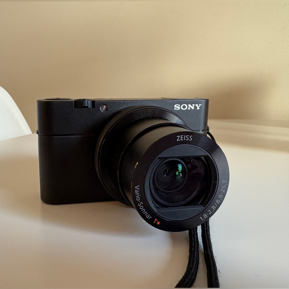 Sony RX100V cyber shot with Zeiss Lens